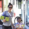 Exclusif - Jennifer Garner et son fils Samuel arrivent les bras pleins de cadeaux à une fête d'anniversaire privée à Santa Monica, le 19 novembre 2017