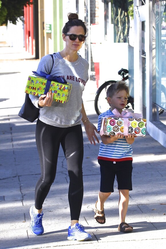 Exclusif - Jennifer Garner et son fils Samuel arrivent les bras pleins de cadeaux à une fête d'anniversaire privée à Santa Monica, le 19 novembre 2017
