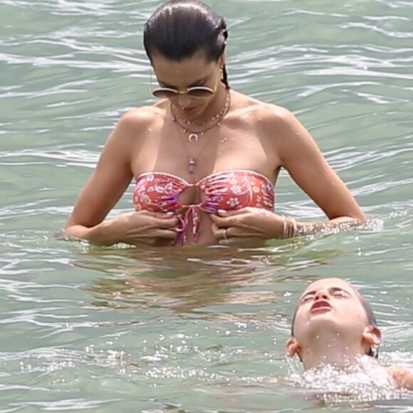 Alessandra Ambrosio passe du bon temps sur la plage de Florianopolis avec sa fille Anja et des amis. Brésil, le 2 janvier 2018.