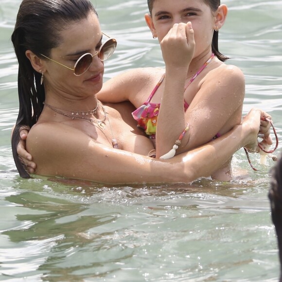 Alessandra Ambrosio passe du bon temps sur la plage de Florianopolis avec sa fille Anja et des amis. Brésil, le 2 janvier 2018.