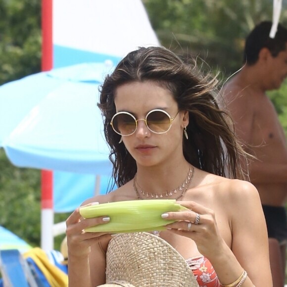 Alessandra Ambrosio passe du bon temps sur la plage de Florianopolis avec sa fille Anja et des amis. Brésil, le 2 janvier 2018.