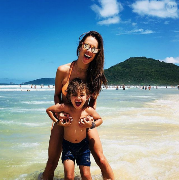 Alessandra Ambrosio et son fils Noah à Florianópolis. Décembre 2017.