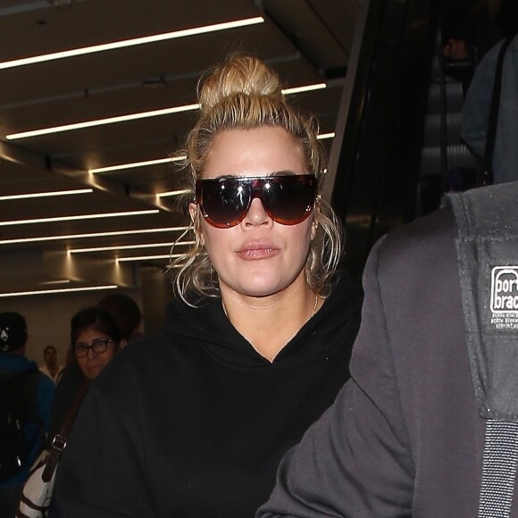 Khloe Kardashian, enceinte, arrive à l'aéroport LAX de Los Angeles le 3 janvier 2018.