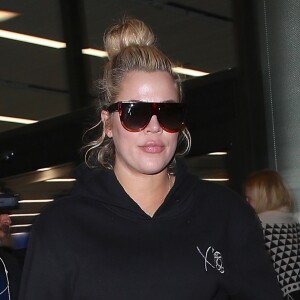 Khloe Kardashian, enceinte, arrive à l'aéroport LAX de Los Angeles le 3 janvier 2018.