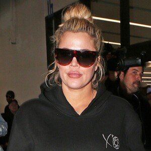 Khloe Kardashian, enceinte, arrive à l'aéroport LAX de Los Angeles le 3 janvier 2018.