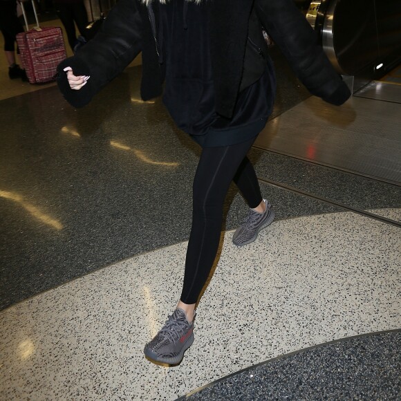 Exclusif - Khloe Kardashian, enceinte, arrive à l'aéroport de Los Angeles (LAX), le 23 décembre 2017