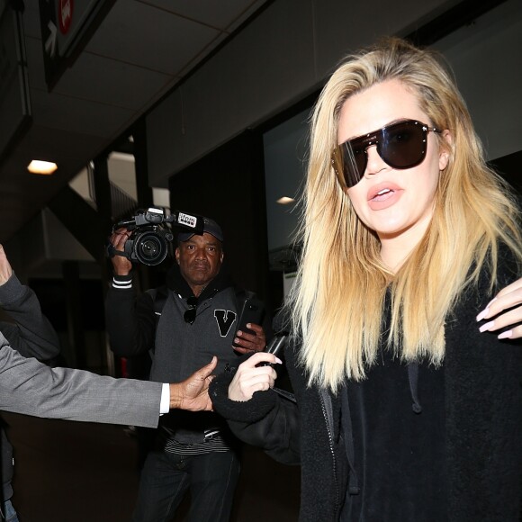 Exclusif - Khloe Kardashian, enceinte, arrive à l'aéroport de Los Angeles (LAX), le 23 décembre 2017.