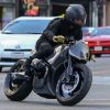 Exclusif - Brad Pitt au volant de sa moto dans les rues de Hollywood, le 7 décembre 2017