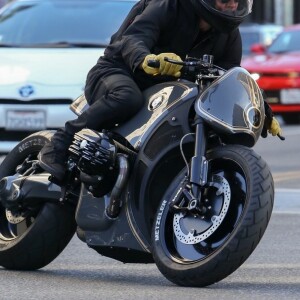 Exclusif - Brad Pitt au volant de sa moto dans les rues de Hollywood, le 7 décembre 2017
