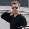 Exclusif - Brad Pitt vêtu tout de noir sort de sa Tesla après avoir fait du shopping à Los Angeles le 16 novembre 2017.