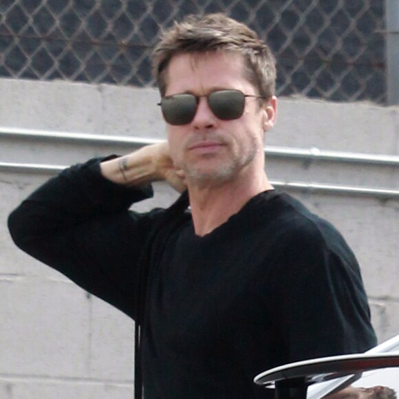 Exclusif - Brad Pitt vêtu tout de noir sort de sa Tesla après avoir fait du shopping à Los Angeles le 16 novembre 2017.