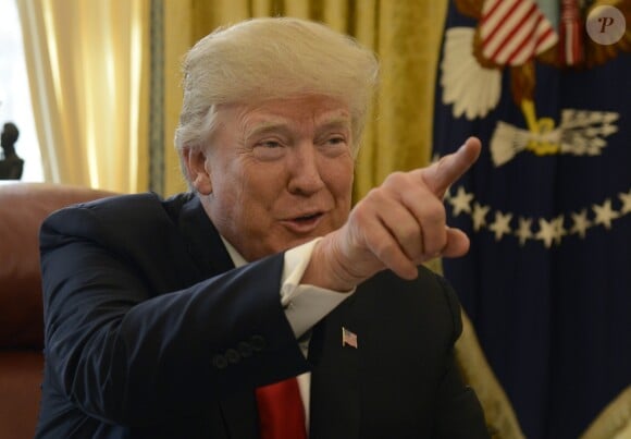 Le président américain Donald Trump a signé la loi sur la baisse d'impôts dans le Bureau ovale avant de partir en vacances dans son club privé de Mar-a-Lago, en Floride le 22 decembre 2017.