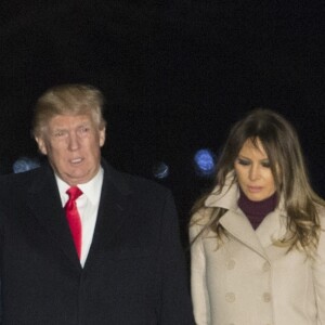 Le président Donald Trump, sa femme Melania et leur fils Barron sont de retour à la Maison Blanche à Washington en provenance de Mar-a-Lago en Floride le 1er janvier 2018.
