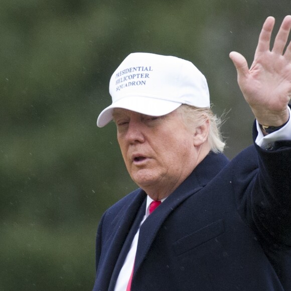 Le président Donald Trump atterit à la Maison Blanche après sa participation au "FBI National Academy graduation" à Washington le 15 decembre 2017.