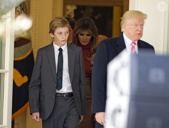 Le président des Etats-Unis Donald Trump, son fils Baron et sa femme la Première Dame Melania Trump - La famille Trump réunie pour gracier la dinde de Thanksgiving dans les jardins de la Maison Blanche à Washington, le 20 novembre 2017.