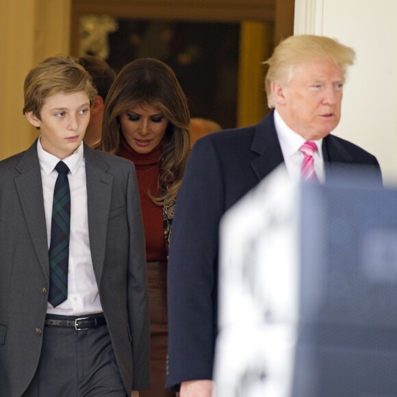 Le président des Etats-Unis Donald Trump, son fils Baron et sa femme la Première Dame Melania Trump - La famille Trump réunie pour gracier la dinde de Thanksgiving dans les jardins de la Maison Blanche à Washington, le 20 novembre 2017.