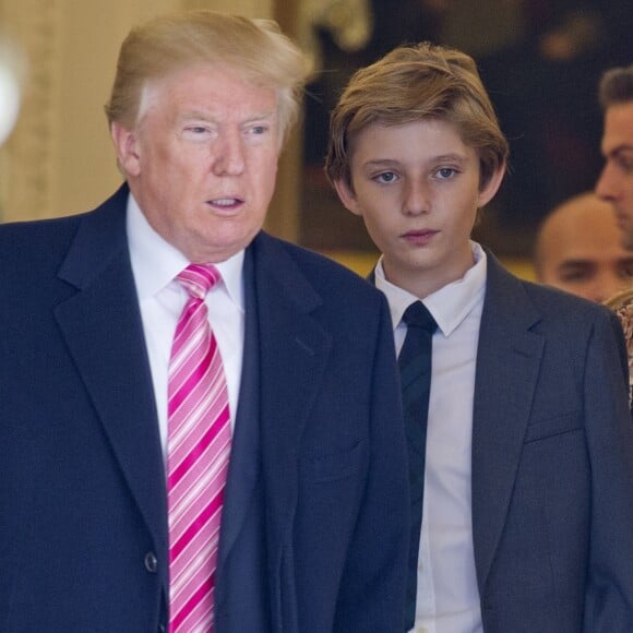 Le président des Etats-Unis Donald Trump, son fils Baron et sa femme la Première Dame Melania Trump - La famille Trump réunie pour gracier la dinde de Thanksgiving dans les jardins de la Maison Blanche à Washington, le 20 novembre 2017.