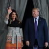 Le président américain Donald Trump et sa femme Melania arrivent sur la base US Yokota de Tokyo au Japon le 5 novembre 2017.