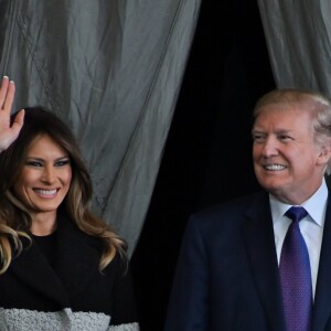 Le président américain Donald Trump et sa femme Melania arrivent sur la base US Yokota de Tokyo au Japon le 5 novembre 2017.