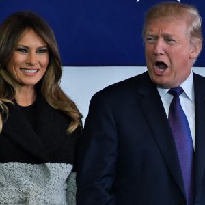 Le président américain Donald Trump et sa femme Melania arrivent sur la base US Yokota de Tokyo au Japon le 5 novembre 2017.