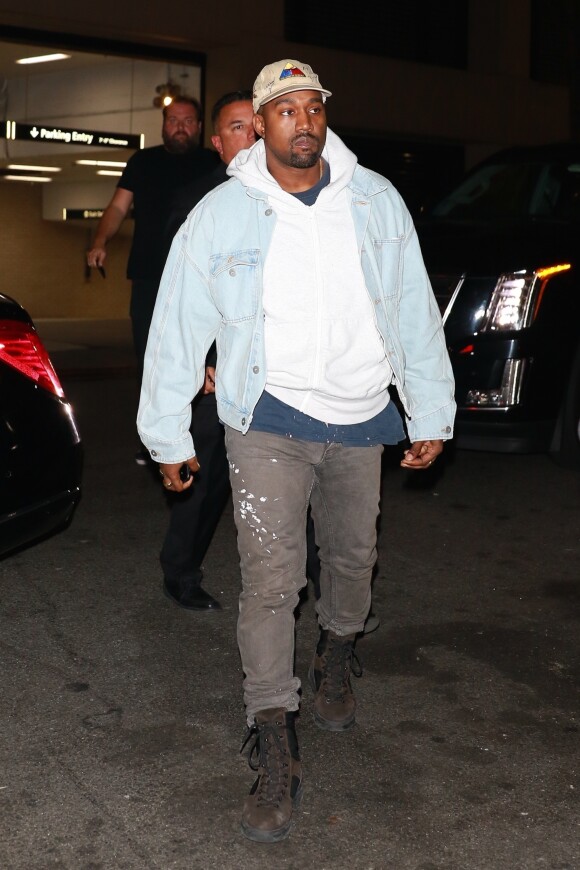 Exclusif - Kanye West en jean Helmut Lang et bottines YEEZY à New York, le 13 octobre 2017.