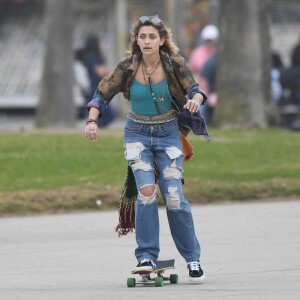 Exclusif - Paris Jackson fait du skateboard à Venice le 30 décembre 2017.
