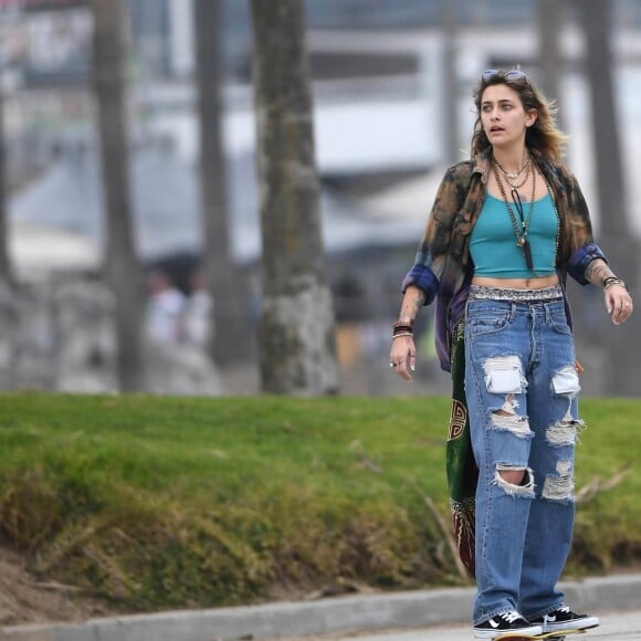 Exclusif - Paris Jackson fait du skateboard à Venice le 30 décembre 2017.