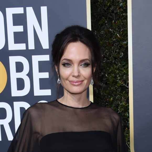 Angelina Jolie (robe Atelier Versace) sur le tapis rouge de la 75ème cérémonie des Golden Globe Awards au Beverly Hilton à Los Angeles, le 7 janvier 2018. © Chris Delmas/Bestimage