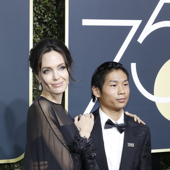 Angelina Jolie et son fils Pax sur le tapis rouge de la 75ème cérémonie des Golden Globe Awards au Beverly Hilton à Los Angeles, le 7 janvier 2018.
