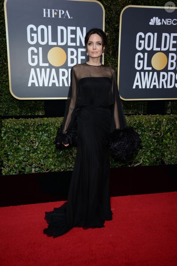 Angelina Jolie (robe Atelier Versace) lors la 75ème cérémonie des Golden Globe Awards au Beverly Hilton à Los Angeles, le 7 janvier 2018.
