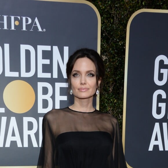 Angelina Jolie (robe Atelier Versace) lors la 75ème cérémonie des Golden Globe Awards au Beverly Hilton à Los Angeles, le 7 janvier 2018.