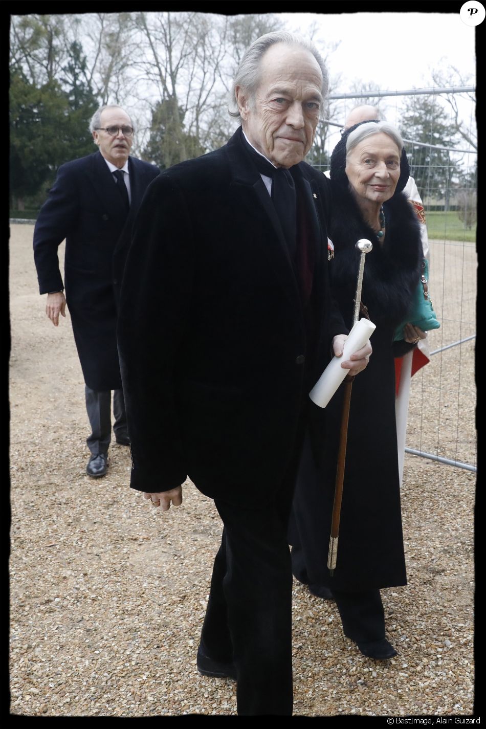 SemiExclusif Le comte et la comtesse de Paris arrivant à la messe de