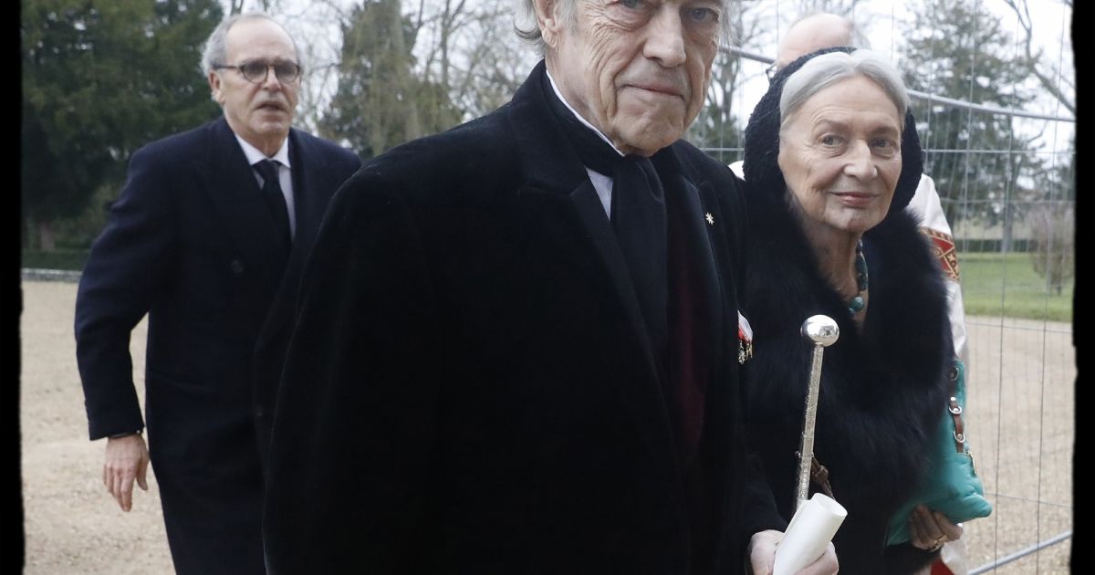 SemiExclusif Le comte et la comtesse de Paris arrivant à la messe de