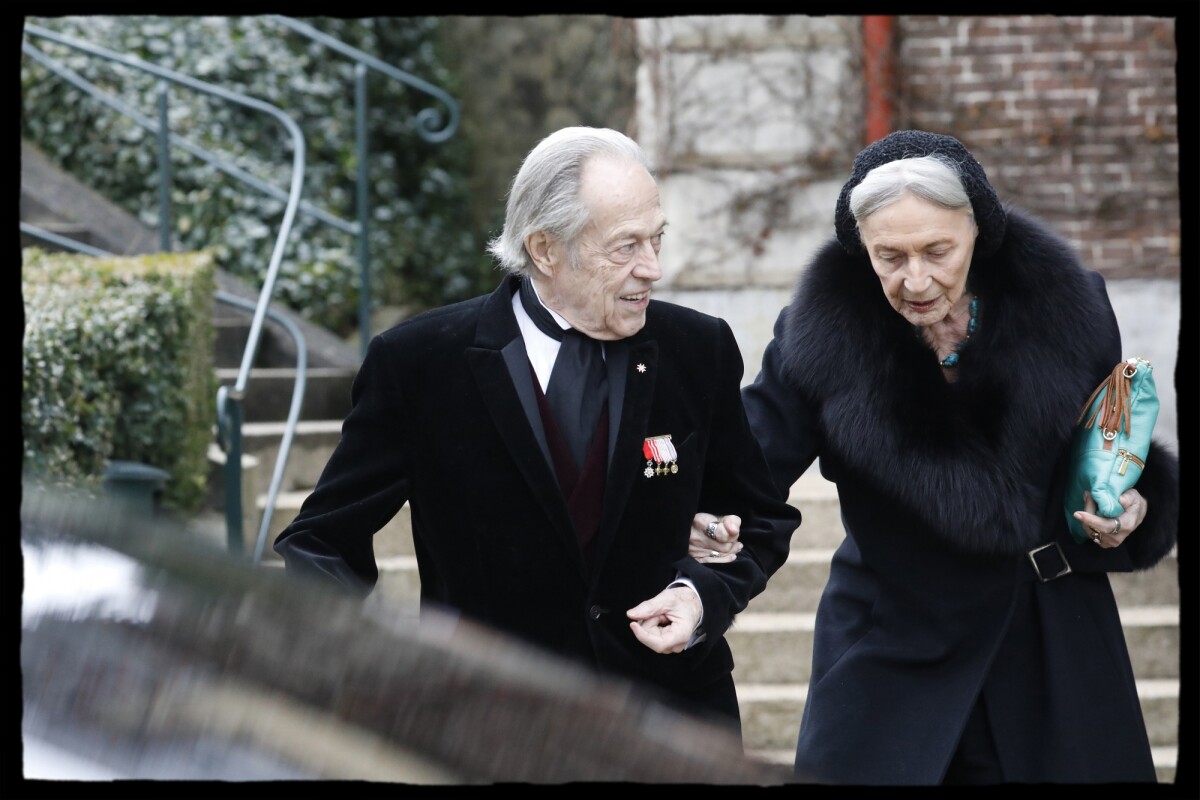 Photo SemiExclusif Le comte et la comtesse de Paris après la messe