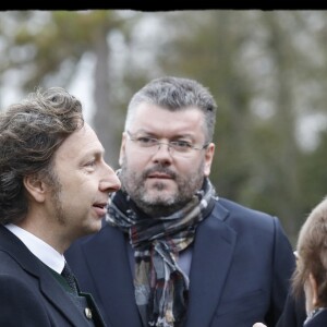 Semi-Exclusif - Stéphane Bern et le député Olivier Marleix discutant en marge de la messe de requiem célébrée pour le prince François d'Orléans à ses obsèques en la chapelle royale Saint-Louis à Dreux le 6 janvier 2018 © Alain Guizard / Bestimage