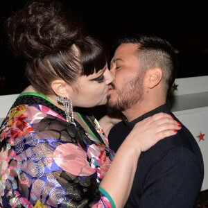 Exclusif - Beth Ditto embrasse son nouveau compagnon Teddy Kwo sur la terrasse des Galeries Lafayette après le coup d'envoi du noël "Spectacular Spectacular" à Paris, le 8 novembre 2017. © Veeren/Bestimage