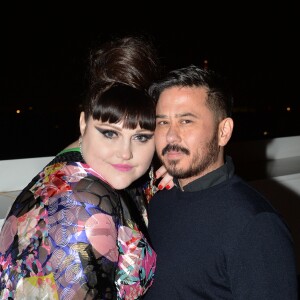 Exclusif - Beth Ditto embrasse son nouveau compagnon Teddy Kwo sur la terrasse des Galeries Lafayette après le coup d'envoi du noël "Spectacular Spectacular" à Paris, le 8 novembre 2017. © Veeren/Bestimage