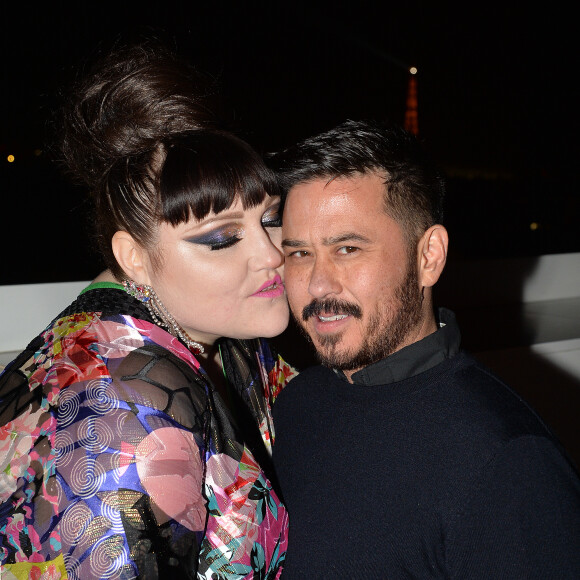 Exclusif - Beth Ditto embrasse son nouveau compagnon Teddy Kwo sur la terrasse des Galeries Lafayette après le coup d'envoi du noël "Spectacular Spectacular" à Paris, le 8 novembre 2017. © Veeren/Bestimage