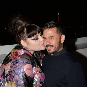 Exclusif - Beth Ditto embrasse son nouveau compagnon Teddy Kwo sur la terrasse des Galeries Lafayette après le coup d'envoi du noël "Spectacular Spectacular" à Paris, le 8 novembre 2017. © Veeren/Bestimage