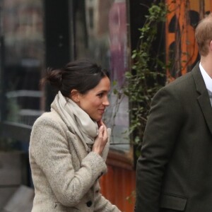 Le prince Harry et Meghan Markle arrivent à la station de radio Reprezent dans le quartier de Brixton à Londres le 9 janvier 2018.