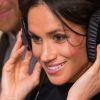 Le prince Harry et sa fiancée Meghan Markle écoutent une émission lors d'une visite à la station de radio Reprezent à Londres le 9 janvier 2018.