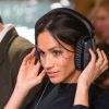 Le prince Harry et sa fiancée Meghan Markle écoutent une émission lors d'une visite à la station de radio Reprezent à Londres le 9 janvier 2018.