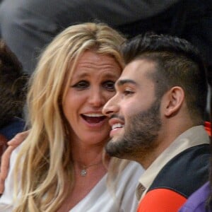 Britney Spears avec ses deux enfants Sean et Jayden, et son compagnon Sam Asghari assistent à un match de basket à Los Angeles le 29 novembre 2017.