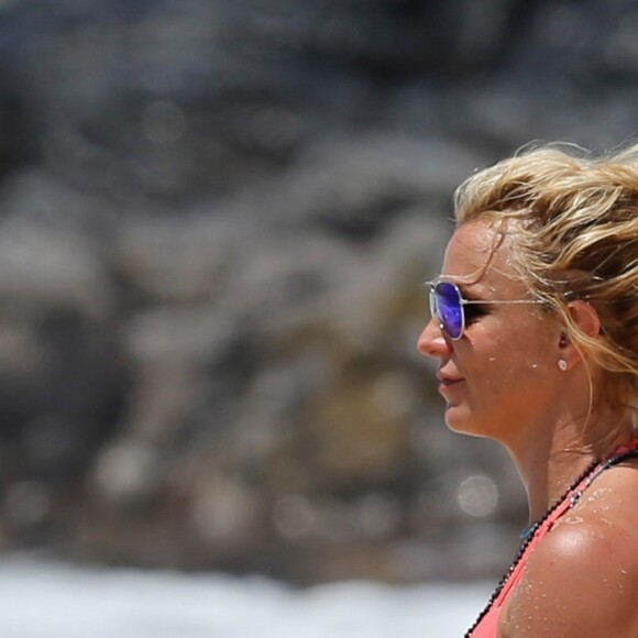 Exclusif - Britney Spears sur une plage à Kauai à Hawaii, le 13 avril 2017. Aucune bague à son doigt...