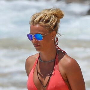 Exclusif - Britney Spears sur une plage à Kauai à Hawaii, le 13 avril 2017. Aucune bague à son doigt...