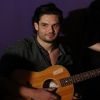 Florent Manaudou joue de la guitare lors d'un hommage à la chanteuse France Gall sur la scène du cabaret L'Etoile Bleue à Marseille, le 14 janvier 2018.