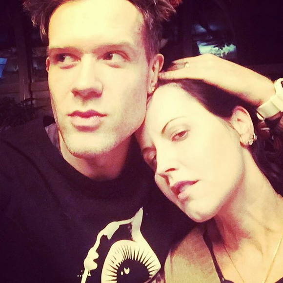 Dolores O'Riordan et son amoureux Olé Koretsky lors du réveillon du Nouvel An 2018. Elle collaborait depuis 2014 avec Olé et Andy Rourke de The Smiths aiu sein du groupe D.A.R.K, auteur de l'album Science Agrees (2016). Photo Instagram Olé Koretsky le 2 janvier 2018.