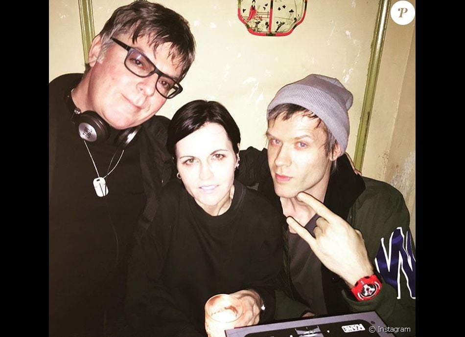 Dolores O&#039;Riordan entre Andy Rourke (The Smiths) et son amoureux Olé Koretsky, photo Instagram du groupe D.A.R.K le 1er janvier 2017. Le trio collaborait depuis 2014 et a sorti en septembre 2016 l&#039;album Science Agrees.
