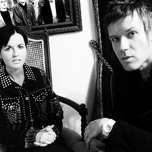 Dolores O'Riordan et son amoureux Olé Koretsky en mars 2016, photo Instagram du compte de D.A.R.K. Elle collaborait depuis 2014 avec Olé et Andy Rourke de The Smiths aiu sein du groupe D.A.R.K, auteur de l'album Science Agrees (2016).