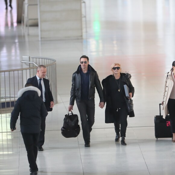 L'acteur Hugh Jackman et sa femme Deborra-Lee Furness arrivent main dans la main à Paris via l'aéroport de Roissy CDG le 16 janvier 2018.